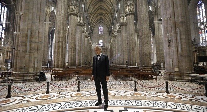 Na Páscoa, Andrea Bocelli emociona em live na Catedral de Milão vazia