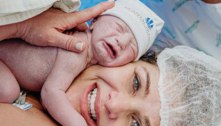 Viúva de Leandro, Andréa Mota exibe rosto do quinto filho após dar à luz aos 47 anos