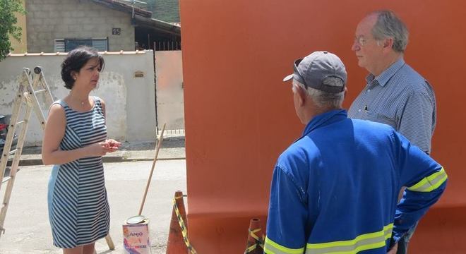 Daniela acompanhando uma obra municipal em Monteiro Lobato