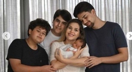 Andréa rebateu críticas sobre ser mãe aos 47 anos