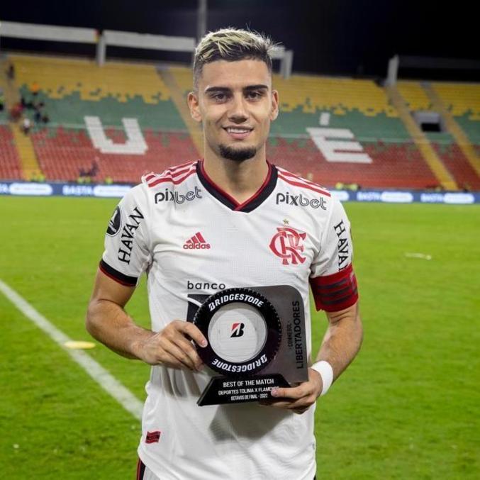Andreas Pereira exibe prêmio de destaque da partida entre Tolima e  Flamengo
