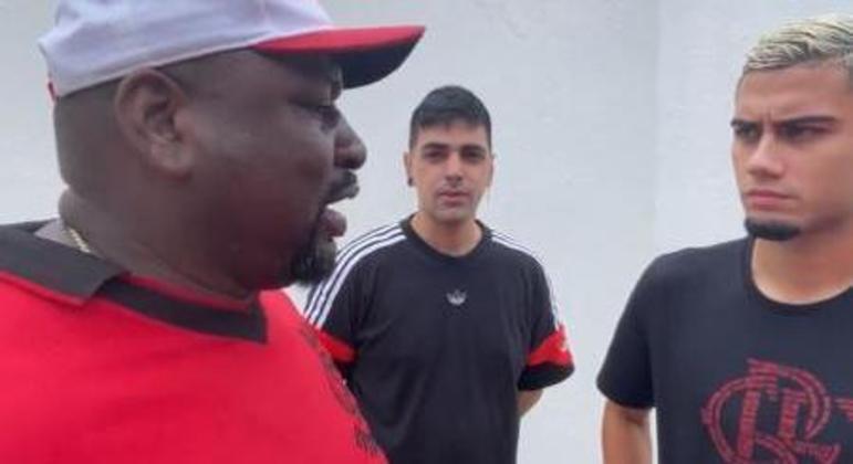 Andreas Pereira ouve o presidente da organizada Raça Rubro-Negra. E promete ficar