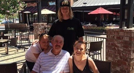 Andreas Probst posa para foto com sua família