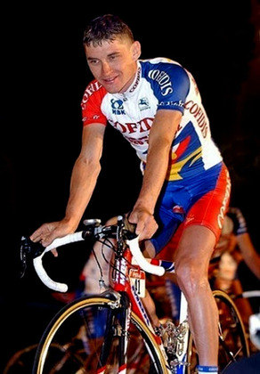 Andrei Kivilev - O ciclista do Cazaquistão, 29 anos, morreu em 12/3/2003, um dia depois de colidir com dois competidores na segunda etapa da volta Paris-Nice, em Saint-Étienne, na França. Ele ficou em coma por 10 horas antes de morrer.  