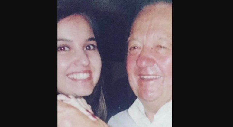 Andreia Flores com o pai Ocídio Pavão Flores (Foto: Reprodução/Rede Social)