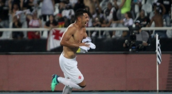 Andrés Rios comemora o gol da vitória no clássico