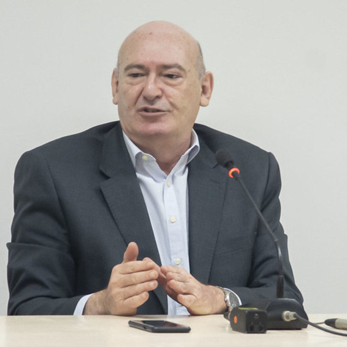 O presidente santista Andres Rueda durante encontro com jornalistas