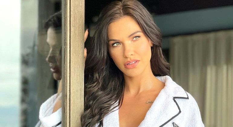 Andressa Suita postou foto vestindo roupão na manhã de hoje