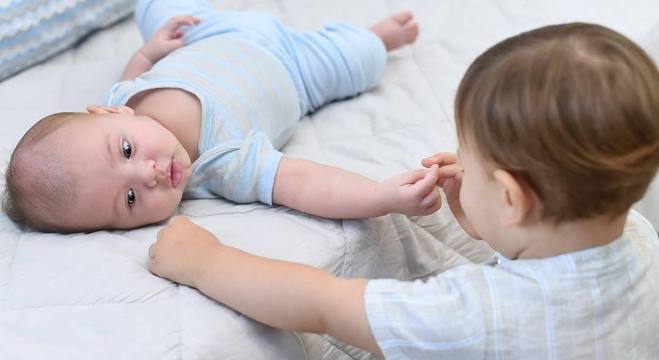 Andressa compartilhou foto do carinho entre os irmãos 