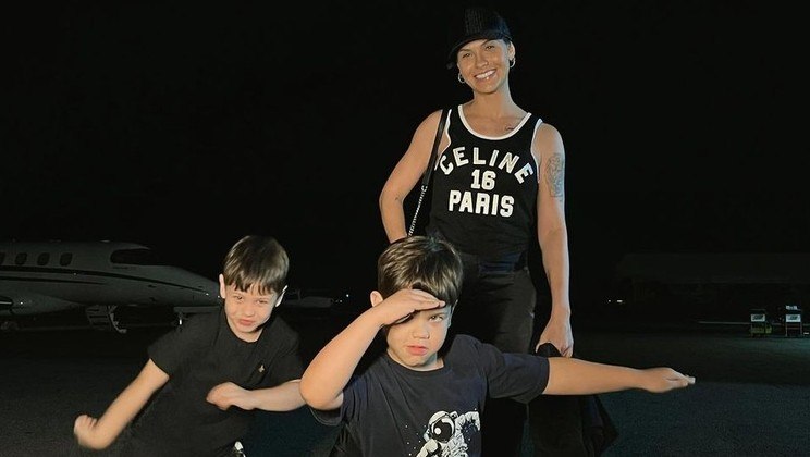 Andressa Suita usou um look esportivo combinado com o dos filhos Gabriel, de 5 anos, e Samuel, de 3, quando eles embarcaram com Gusttavo Lima em uma viagem a Orlando, na Flórida, Estados Unidos, a fim de aproveitar as férias escolares dos meninos