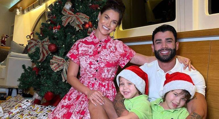 Gusttavo Lima e Andressa Suita posam com os filhos no Natal
