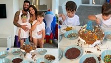 Sem luxos, filho de Gusttavo Lima e Andressa Suita comemora aniversário fazendo o próprio bolo