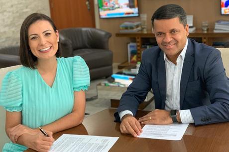 Andressa Urach e o presidente da Record TV RS, Carlos Alves
