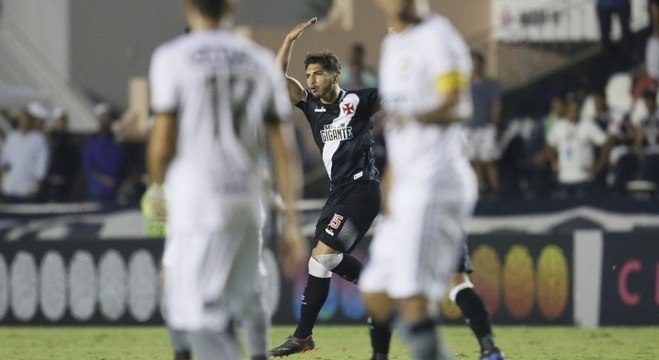 O jovem Andrey comemora o primeiro gol com a camisa do Vasco