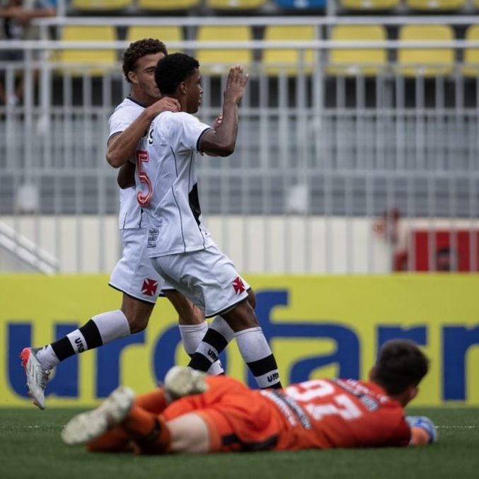 Andrey e Figueiredo comemoram gol do Vasco contra Joinville na Copinha 2022