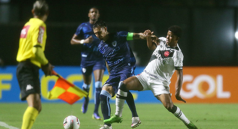 Andrey Santos, do Vasco, em disputa com João Paulo, do Londrina