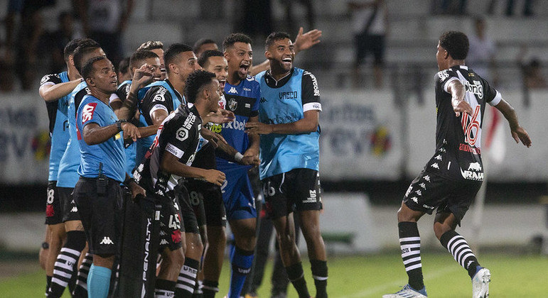 Andrey Santos comemora seu primeiro gol pelos profissionais do Vasco 