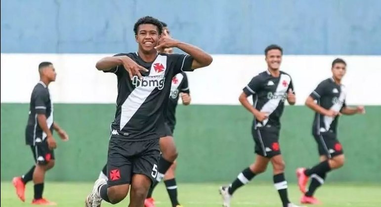 Andrey Santos (Vasco) - Meio-campista de 17 anos, ele é o jogador mais jovem a atuar no time principal do Vasco neste século.