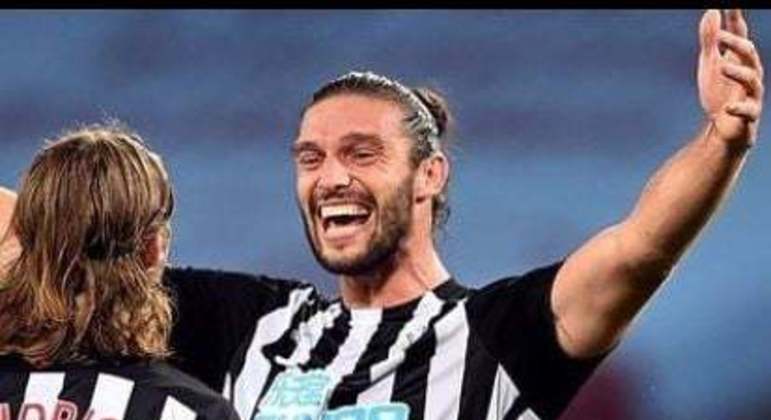 Andy Carroll (atacante) - 32 anos - Sem clube desde julho de 2021 - Último clube: Newcastle - Valor de mercado: 1 milhão de euros (R$ 6,19  milhões)