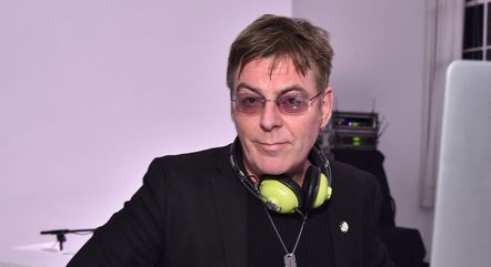 Andy Rourke, ex-baixista do Smiths discotecando em NY, em 2014