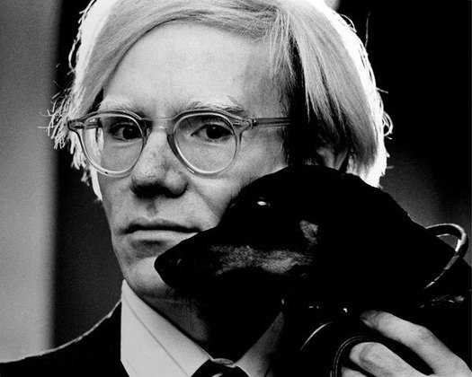 Andy Warhol (1928-1987) foi um pintor e designer gráfico, ícone do movimento de pop art. Morreu aos 58 anos de fibrilação ventricular .