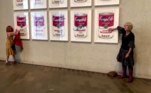 Ativistas ambientais colaram suas mãos sobre as proteções transparentes de uma das mais famosas obras de Andy Warhol, a arte Campbell's Soup, na última quarta-feira (9). O quadro não foi danificado, informou a Galeria Nacional da Austrália, em Canberra, que expõe o trabalho do artista. O protesto, realizado por um grupo chamado 'Stop Fossil Fuel Subsidies Australia' (Parem com os subsídios aos combustíveis fósseis na Austrália), ocorre depois de uma série de ações semelhantes com conhecidas obras de arte em todo o mundo