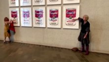 Ativistas ambientais colam as mãos em obra famosa do artista Andy Warhol na Austrália