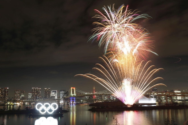 Faltam apenas seis meses para o começo dos Jogos Olímpicos de Tóquio-2020. Para comemorar, o Comitê Organizador inaugurou nesta sexta-feira (24), os anéis olímpicos que ficarão acessos até a competição com uma festa e fogos de artifício, na Baía de Tóquio