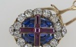 O anel de ouro foi feito para a coroação de William 4º em 1831. Possui uma safira rodeada de diamantes e incrustada de rubis que formam uma cruz. Na cerimônia de coroação, o arcebispo o coloca no dedo anelar do soberano como símbolo da 'dignidade real'