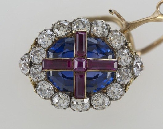 O anel de ouro foi feito&nbsp;para&nbsp;a&nbsp;coroa&ccedil;&atilde;o&nbsp;de William 4&ordm; em 1831. Possui uma safira rodeada de diamantes e incrustada de rubis que formam uma cruz.&nbsp;Na cerim&ocirc;nia de&nbsp;coroa&ccedil;&atilde;o, o arcebispo o coloca no dedo anelar do soberano como s&iacute;mbolo&nbsp;da&nbsp;'dignidade real'