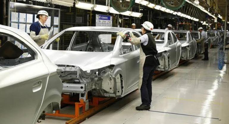 Produção de 2.014.055 autoveículos no ano passado encolheu 31,6%