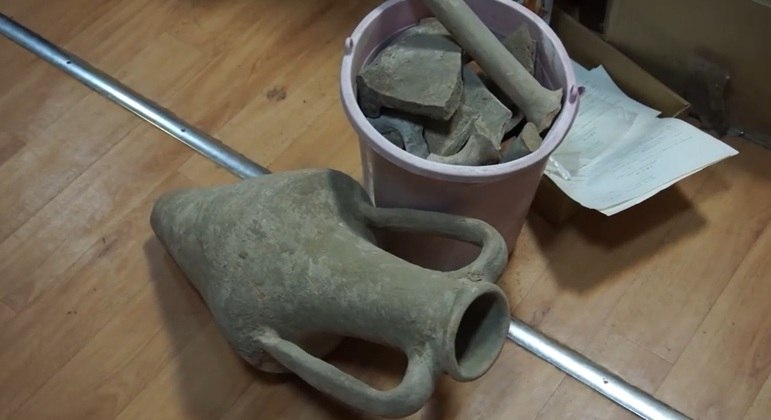 Ânfora encontrada por soldados ucranianos em trincheira pode ser do século 4