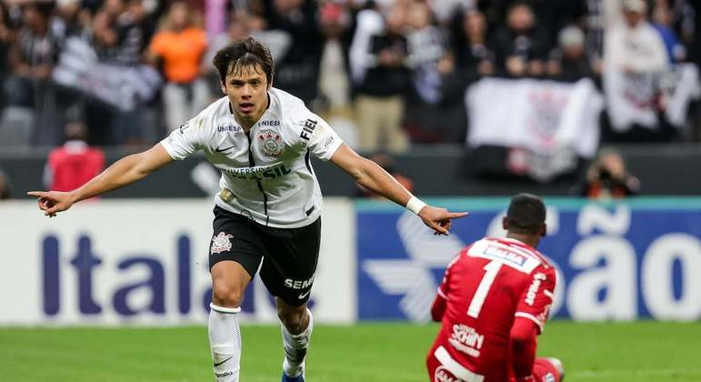 Ángel Romero (atacante - 29 anos - Paraguai): Irmão de Oscar, Ángel tem uma carreira mais conhecida no Brasil. Ele atuou no Corinthians e ganhou dois campeonatos brasileiros. Pela seleção de seu país, estreou também em 2013, fez 37 jogos e marcou nove gols. Está sem contato desde agosto. 