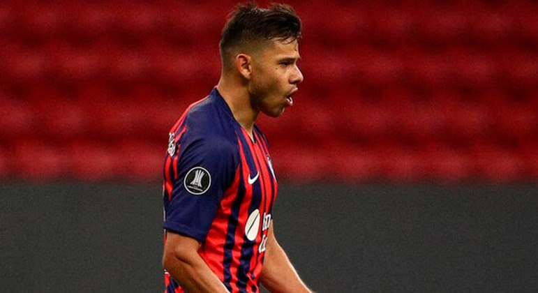 Ángel Romero: futebolista paraguaio do ano em 2013, pelo Cerro Porteño, ele teve seu contrato rescindido pelo San Lorenzo, que não tinha condições financeiras de bancar os salários do atleta. Romero foi especulado no Fluminense e Corinthians.