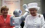 A ex-chanceler da Alemanha, Angela Merkel, e a rainha foram fotografadas rindo ao observar um robô durante um evento em uma universidade de Berlim, a capital alemã, em 2015