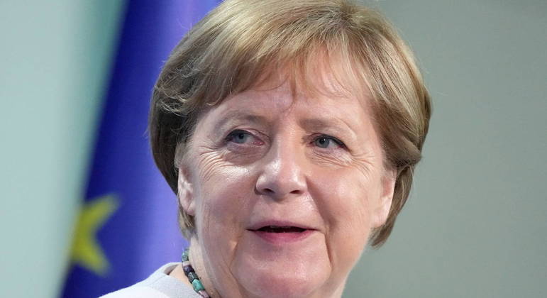 Merkel poderá continuar à frente do Executivo durante semanas ou meses, de forma interina