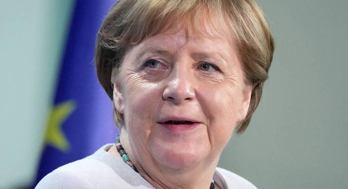 Após tomar vacina de Oxford, Merkel toma 2ª dose da Moderna