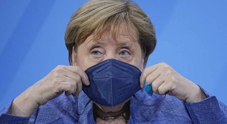 Angela Merkel usa máscara protetora após reunião com líderes dos 16 estados da Alemanha