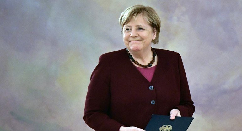 A então chanceler alemã Angela Merkel em cerimônia oficial de demissão em Berlim