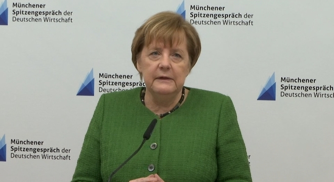 A chanceler alemã Angela Merkel apresentou fortes tremores em duas aparições