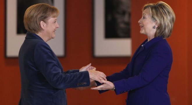 A chanceler alemã, Angela Merkel, e a ex-secretária de Estado dos EUA, Hillary Clinton, frequentemente recorrem ao terno