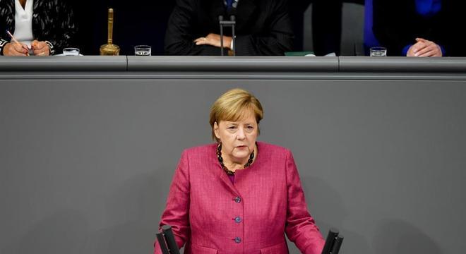 Merkel e outros líderes ofereceram solidariedade à França após ataques
