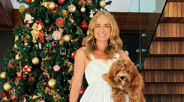 Angélica posou com um dos cachorrinhos de estimação da família para exibir a decoração natalina da casa