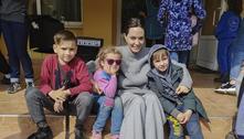 Angelina Jolie visita crianças feridas e voluntários ucranianos em Lviv