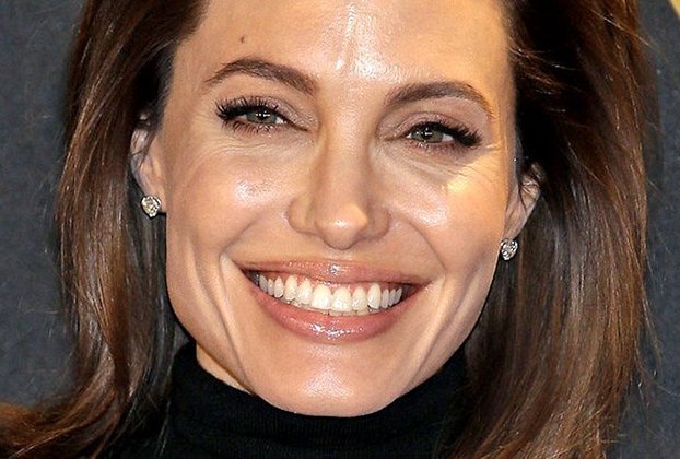 Angelina Jolie completa 47 anos neste sábado (4/6). A atriz, reconhecida pelo talento e pela beleza, também está sempre no noticiário devido ao seu envolvimento com causas sociais. Mas também já provocou polêmicas. Vamos a algumas curiosidades sobre ela. 