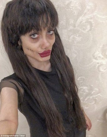 Resultado de imagem para Angelina Jolie zumbi' mostra seu verdadeiro rosto pela primeira vez