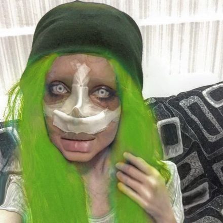 A ideia parece ter um nariz mais parecida com a Angelina real: arrebitado e muito fino!Veja também! Lixo, gatinhos e ruína: inquilino acumulador detona casa e dá no pé