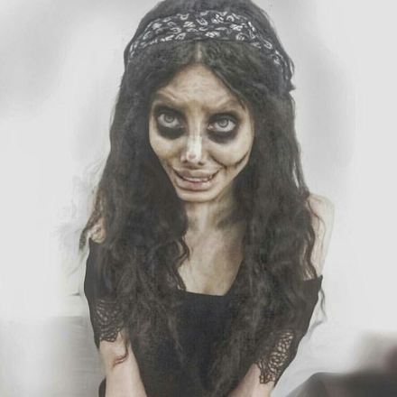 A Instagramer Sahar Tabar, 22, mais conhecida por sua bizarra transformação em 'Angelina Jolie zumbi', foi presa nesse domingo (7), após ser julgada por 'crime cultural e corrupção moral' no tribunal de Teerã, no Irã*Estagiário do R7, com supervisão de Filipe Siqueira