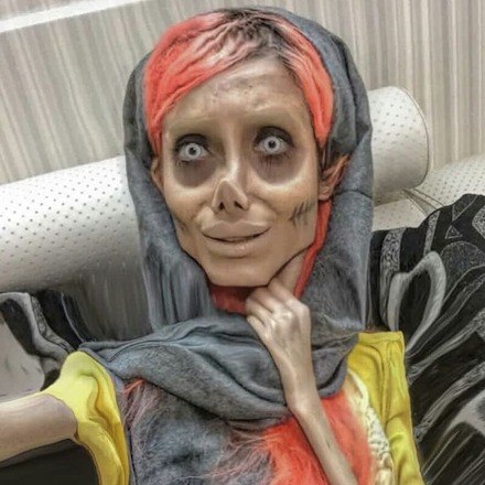 Mais tarde, Sahar contou que utilizava maquiagem e efeitos visuais para completar seu visual sombrioVeja aqui: FBI oferece recompensa para quem desvendar mistério de foto macabra
