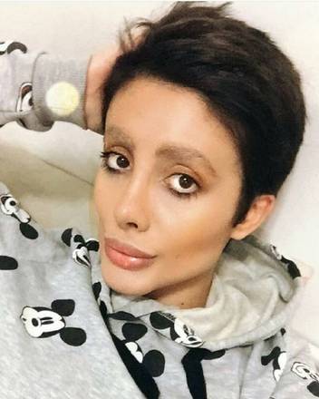 No ano passado, ela revelou seu verdadeiro rosto para seus seguidores